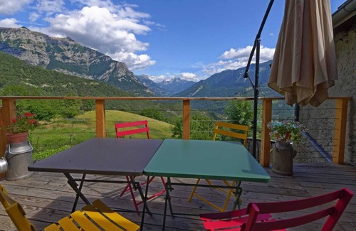 Pontis House | Lou Montagnard is an unforgettable place, calm, warm and restful.