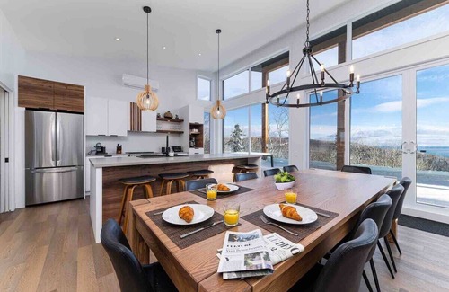 Les Eboulements House | Louis Cyr 70: Spectacular view, Billiards and Spa