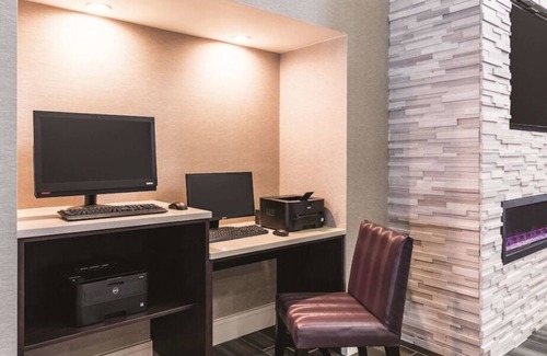 Arsenal House | Lounge by the Pool! 3 Spacious Units, Free Breakfast, Parking, Pets Allowed!