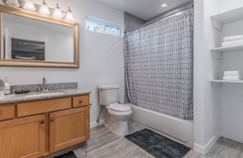 Dallas House | *Lounge in Dallas| 3 BD Home w/ King Bed + Wifi*