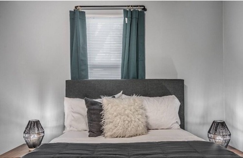 Dallas House | *Lounge in Dallas| 3 BD Home w/ King Bed + Wifi*