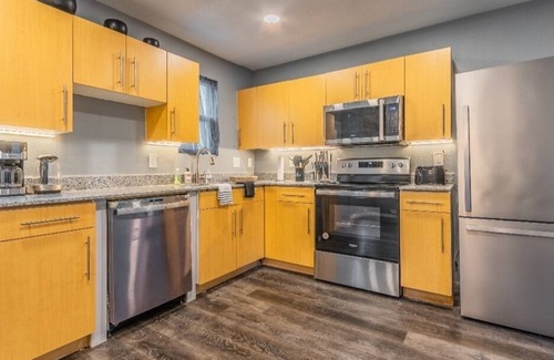 Dallas House | *Lounge in Dallas| 3 BD Home w/ King Bed + Wifi*