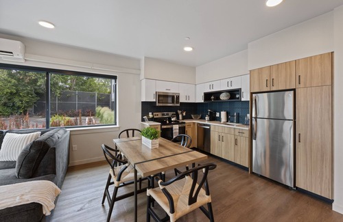 Cliff - Cannon Apartment | Lounge in Luxury with Free Parking