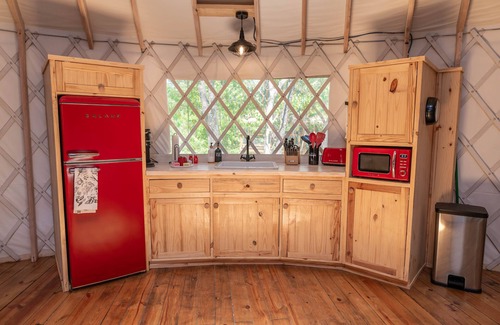 Bandera Cabin | Love Bird Yurt/Cold A/C! Hot Tub/Medina River/Couples Yurt/Close to Town!