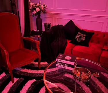Bourg-l'Eveque Hotel | Love Horizons