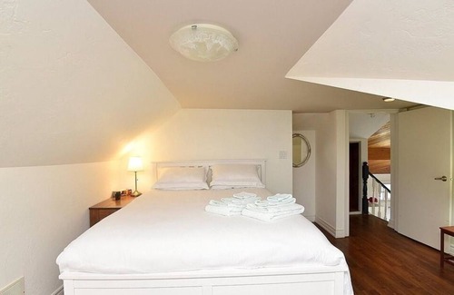 Stoney Creek Bed & Breakfast | "Love on the Lake" Lakefront Updated Cottage