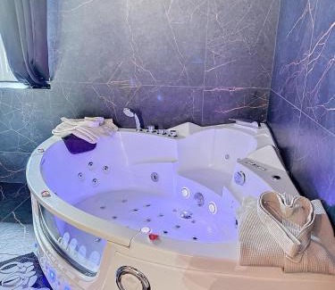 Valbenoite - Le Bernay - Valfuret Apartment | Love Room avec jacuzzi & lit King Size
