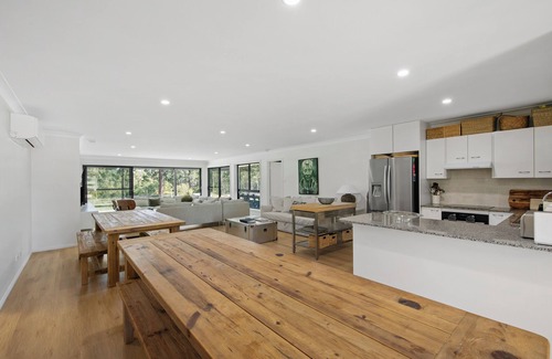 Lovedale Cottage | Lovedale Abode 13 bedrooms with heated pool & Acres