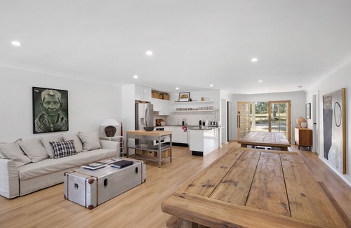 Lovedale Cottage | Lovedale Abode 13 bedrooms with heated pool & Acres