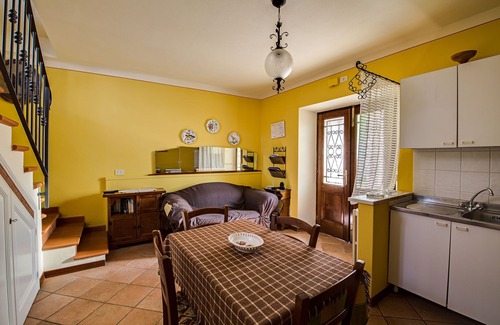 Castelnuovo di Garfagnana Apartment | Lovely apartment for 6 people with WIFI, TV, panoramic view and parking
