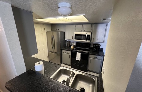 Laughlin Condo | Lovely 1 bed 1 bath just 3.5 miles from casino!