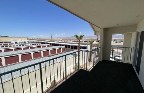Laughlin Condo | Lovely 1 bed 1 bath just 3.5 miles from casino!