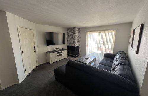 Laughlin Condo | Lovely 1 bed 1 bath just 3.5 miles from casino!