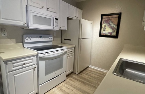 Gandy Condo | Lovely 1 bed condo with pool, tennis, volleyballand racketball court