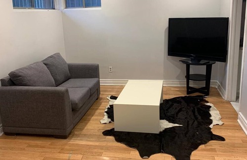 Cote-Saint-Luc House | lovely 1 bedroom apartment in a quiet neighborhood.