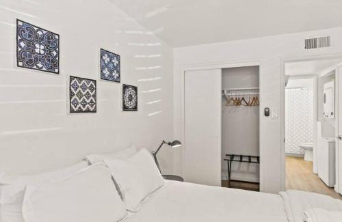 Camelback East Apartment | Lovely 1-bedroom condo in Biltmore - Parking