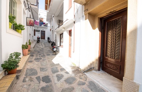 Skopelos Apartment | Lovely 1-bedroom Flat In Skopelos