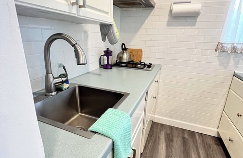 Discovery Bay Apartment | Lovely 1 bedroom, steps from the beach, car available