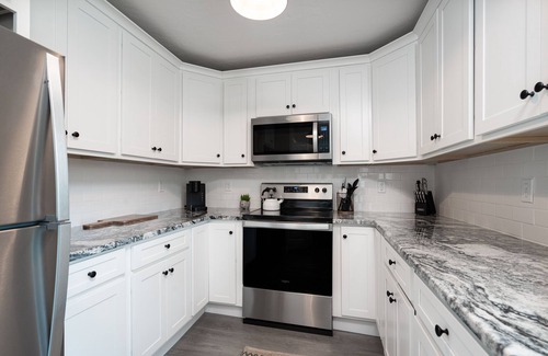 Historic Uptown Apartment | Lovely 1 bedroom rental unit 5 minutes to downtown