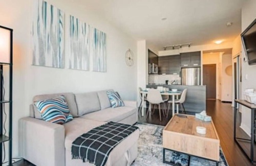 Hurontario Condo | LOVELY 1+DEN CONDO, BALCONY, PARKING, HIGH FLOOR