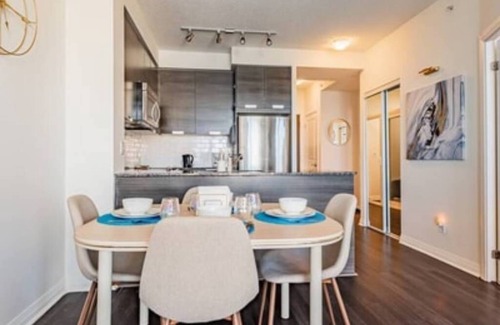 Hurontario Condo | LOVELY 1+DEN CONDO, BALCONY, PARKING, HIGH FLOOR