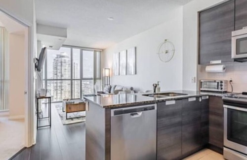 Hurontario Condo | LOVELY 1+DEN CONDO, BALCONY, PARKING, HIGH FLOOR