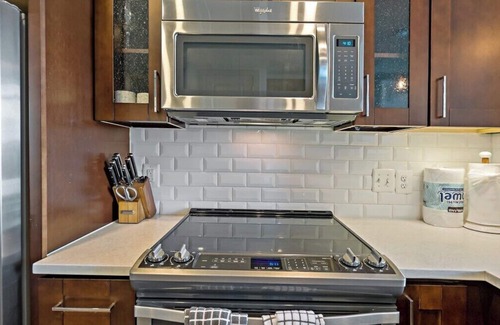 McLean Apartment | Lovely 1B1B Unit| Luxe | Prime Location | SpaciousLovely 1B1B Unit| Luxe | Prime Location | Spacious