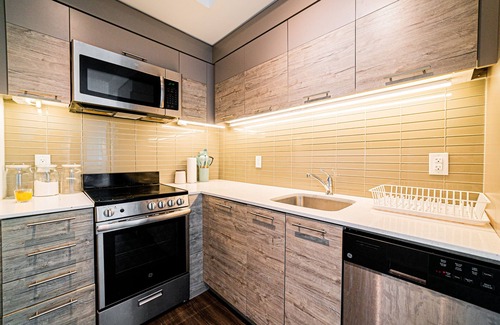 Downtown Toronto Apartment | Lovely 2 bed 2 bath condo (CN Tower view) +parking