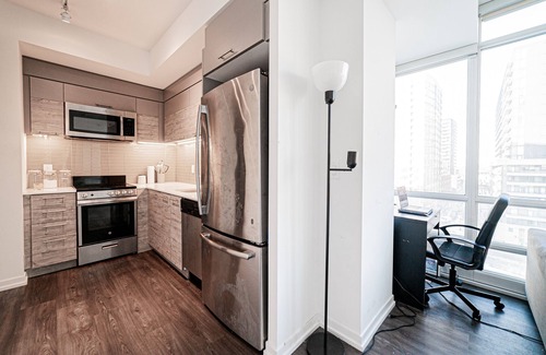 Downtown Toronto Apartment | Lovely 2 bed 2 bath condo (CN Tower view) +parking