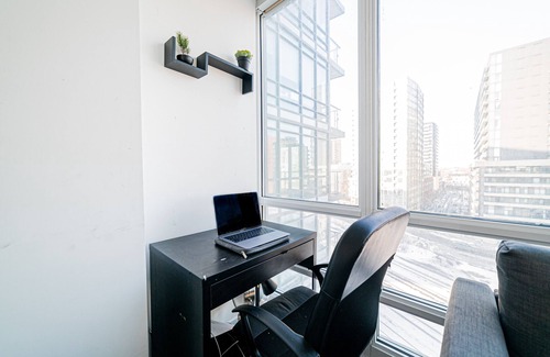Downtown Toronto Apartment | Lovely 2 bed 2 bath condo (CN Tower view) +parking