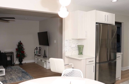 Des Plaines Apartment | Lovely 2 - Bedroom apartment with free parking