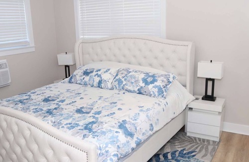 Des Plaines Apartment | Lovely 2 - Bedroom apartment with free parking