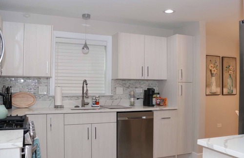 Des Plaines Apartment | Lovely 2 - Bedroom apartment with free parking