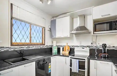 Eastern Beach House | Lovely 2-Bedroom Apartment With Free Parking