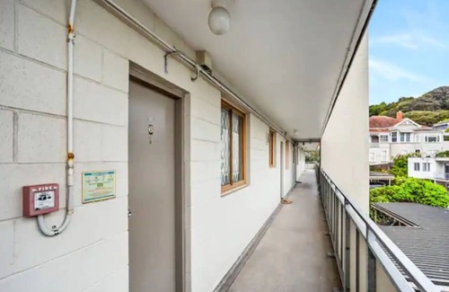 Eastern Beach House | Lovely 2-Bedroom Apartment With Free Parking