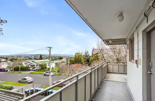 Eastern Beach House | Lovely 2-Bedroom Apartment With Free Parking