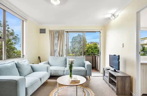 Eastern Beach House | Lovely 2-Bedroom Apartment With Free Parking