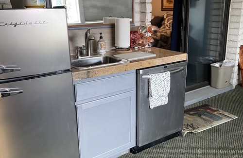 Sandy Apartment | Lovely 2-bedroom apartment in Sandy with AC, WiFi