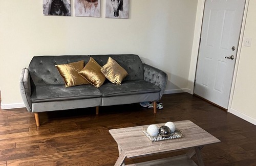 Quincy Apartment | Lovely 2 Bedroom Apt - Book 3 and 1 Night free