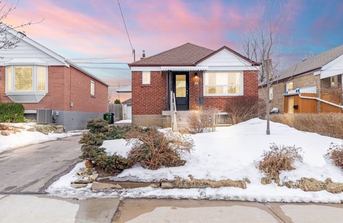 Topham Park Apartment | Lovely 2 Bedroom Basement Apartment in East-York