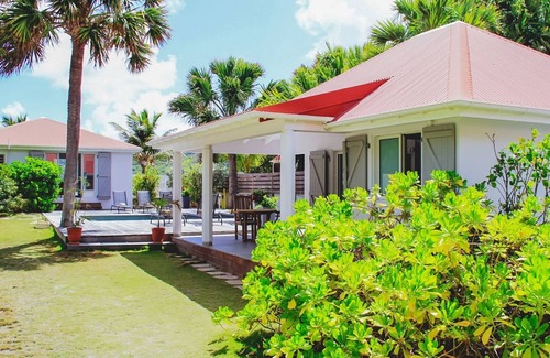 Anse de Lorient Villa | Lovely 2 bedroom bungalow steps away from Lorient Beach and shopping