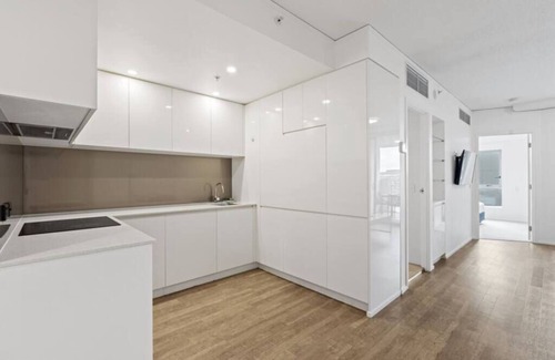 Bowen Hills Apartment | Lovely 2- Bedroom Rental Unit with Free Parking!