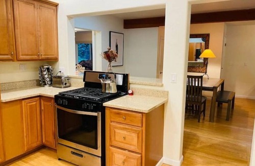 Redway House | Lovely 2 bedroom redwood river retreat.