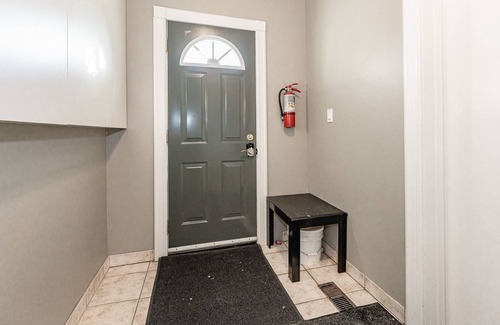 Hamilton Apartment | Lovely 2-Bedroom Suite with King Bed and Fast Wifi