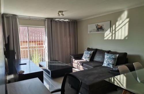 The Reeds Apartment | Lovely 2 Bedroom Townhouse with private garden