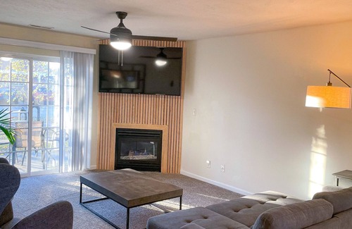 Machesney Park Condo | LOVELY 2-BEDROOM CONDO WITH FIREPLACE