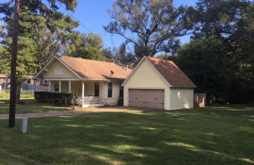 Lake View House | Lovely 3 bed 2 bath old fashioned house with coffee bar