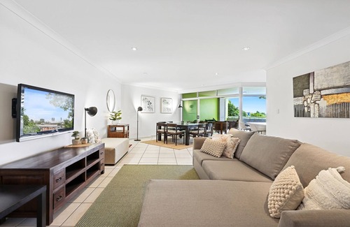Greenslopes Apartment | Lovely 3-Bed with Alfresco Dining by Amenities