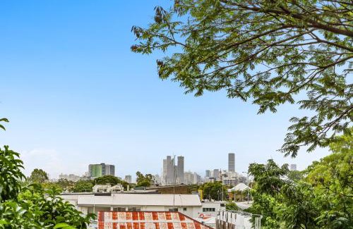 Greenslopes Apartment | Lovely 3-Bed with Alfresco Dining by Amenities