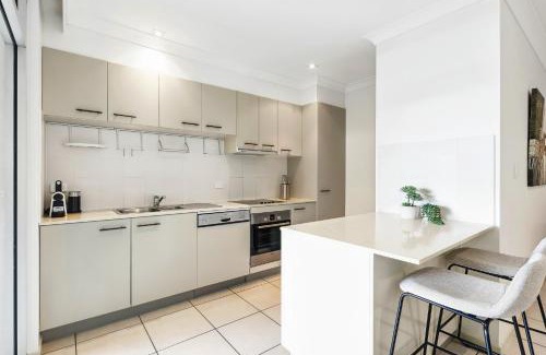 Greenslopes Apartment | Lovely 3-Bed with Alfresco Dining by Amenities